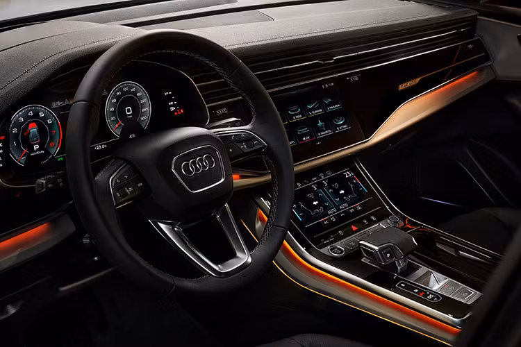 Nội thất Audi Q8 sở hữu màn hình kỹ thuật số Audi Virtual Cockpit 12,3 inch đa dạng giao diện, cung cấp thông tin cần thiết cho tài xế. Hệ thống camera 360 tiêu chuẩn tăng cường sự thoải mái và an toàn dù di chuyển trong thành phố hay trên chặng đường dài.