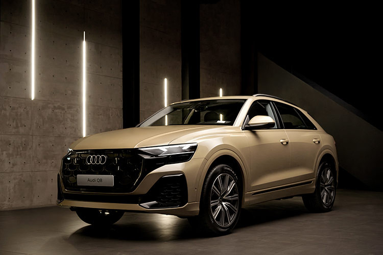 Tại Việt Nam, Audi Q8 còn được trang bị tiêu chuẩn hệ thống hiển thị thông tin trên kính HUD và các cổng sạc USB – type C cho cả hàng ghế trước và sau. Mẫu SUV cũng có các hệ thống an toàn và hỗ trợ lái tiên tiến như cảnh báo làn đường và tiền cảnh báo Audi. Không có gì ngạc nhiên khi Audi Q8 đạt chứng nhận 5 sao an toàn từ Euro NCAP tại Châu Âu.