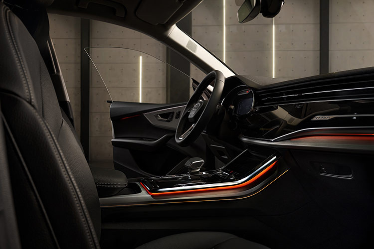 Bên cạnh đó, hệ thống màn hình cảm ứng MMI 10,1 inch và 8,6 inch trên Audi Q8 2024 tại Việt Nam xử lý các thông tin giải trí và tiện ích khác, thao tác nhanh chóng nhờ chức năng xác nhận bằng âm thanh và xúc giác.