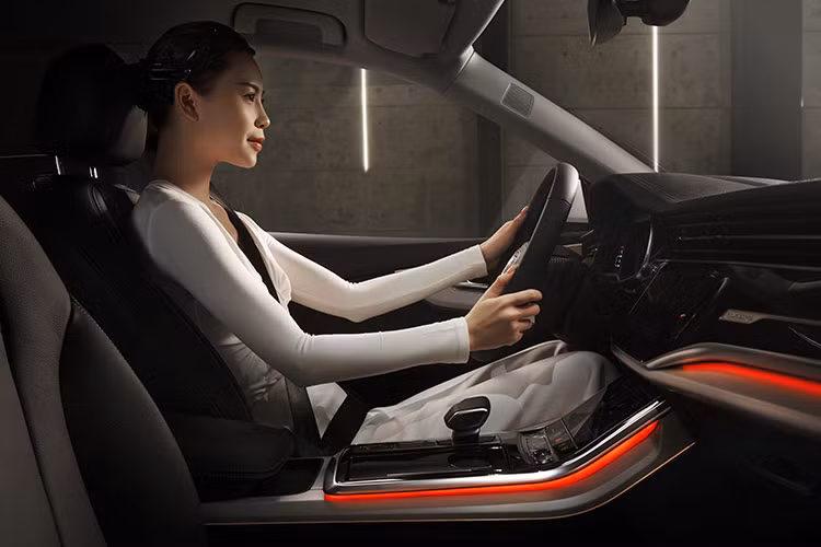 Xe trang bị hộp số tự động 8 cấp Tiptronic cùng hệ thống dẫn động 4 bánh toàn thời gian quattro, với bộ khóa vi sai trung tâm. Tất cả những cải tiến này giúp Audi Q8 55 TFSI quattro đạt tốc độ từ 0 đến 100 km/h chỉ trong 5,6 giây, trước khi đạt tốc độ tối đa 250 km/h.