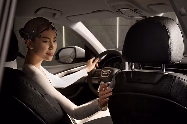 Audi Q8 không chỉ thuyết phục bằng ngoại hình mà còn nhờ vào hiệu năng vượt trội của nó. Xe được trang bị động cơ V6 tăng áp 3.0L kết hợp công nghệ mild-hybrid 48V, mang lại công suất lên tới 340 mã lực và mô-men xoắn 500 Nm. Hệ thống mild-hybrid giúp tiết kiệm năng lượng qua việc thu hồi năng lượng khi xe chạy trớn và cung cấp công suất tức thời khi cần vượt xe.