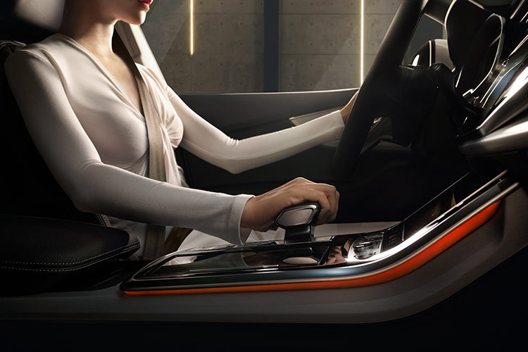 Phiên bản Audi Q8 55 TFSI quattro tại Việt Nam hiện đang được phân phối với gói nâng cấp S line mạnh mẽ. Điểm nhấn nằm ở lưới tản nhiệt khung đơn với các họa tiết giọt nước chữ L, cùng với phong cách thiết kế đen lịch lãm, tạo sự nổi bật. Đèn pha LED Matrix tiêu chuẩn của xe tích hợp những công nghệ chiếu sáng tiên tiến nhất, tối ưu hóa an toàn và làm nổi bật phong cách.