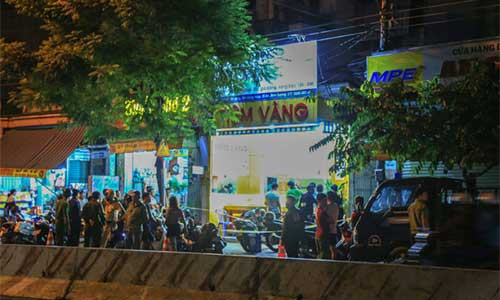 Công an phong tỏa để điều tra hiện trường vụ cướp xảy ra tại tiệm vàng Kim Thành, TX Dĩ An