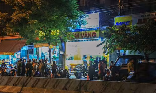 Công an phong tỏa để điều tra hiện trường vụ cướp xảy ra tại tiệm vàng Kim Thành, TX Dĩ An