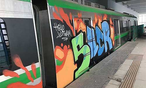 Tháng 12-2017, các toa tàu Cát Linh - Hà Đông bị kẻ lạ vẽ hình.