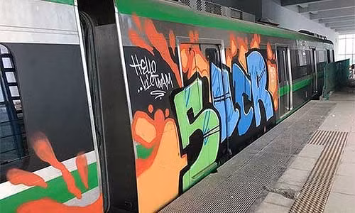 Tháng 12-2017, các toa tàu Cát Linh - Hà Đông bị kẻ lạ vẽ hình.