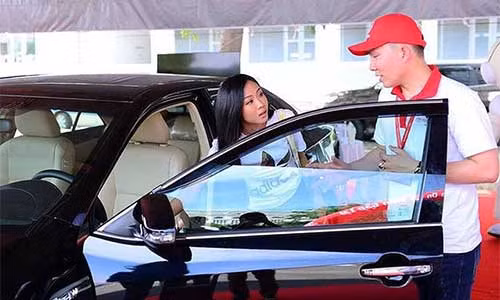 Nhu cầu mua xe trước Tết nguyên đán tăng cao trong khi nguồn cung khan hiếm khiến người mua ô tô chịu thiệt.