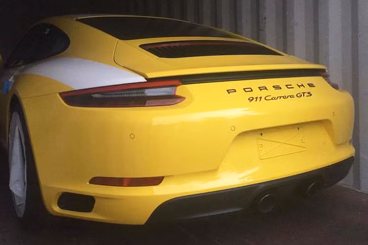 Bên cạnh khối động cơ Boxer, chiếc Porsche 911 Carrera GTS 2017 đầu tiên về Việt Nam cũng gây chú ý với màu sơn ngoại thất vàng rực bắt mắt cùng một vài tinh chỉnh ở đèn pha và đèn hậu. Bên cạnh đó là các hốc gió trước được thiết kế lại với thanh ngang xếp năm ngang.