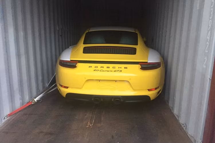 Chưa hết, hệ thống vận hành của 911 Carrera GTS 2017 còn nổi trội với trang bị hộp số PDK 7 cấp giúp xe đạt khả năng tăng tốc từ 0 đến 100km/h trong vòng 3,7 giây trước khi đtạ tốc độ tối đa 310 km/h. Theo công bố của nhà sản xuất, mức tiêu thụ nhiên liệu kết hợp của xe cũng khá ấn tượng, ở mức là 8.3 lít/100km.