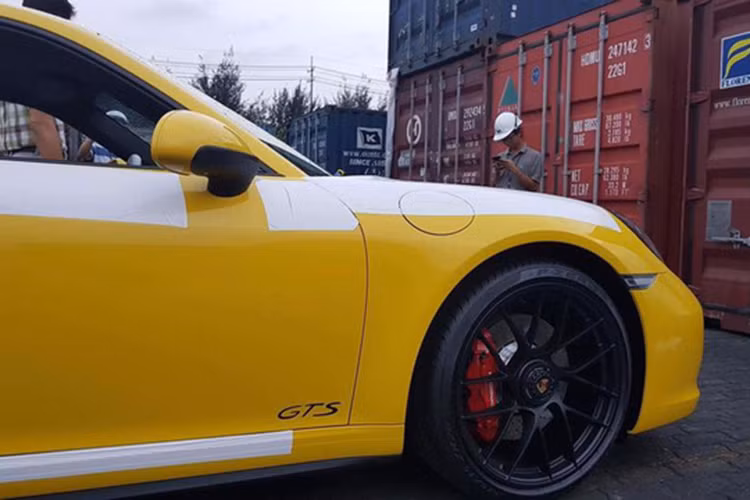 Xe sở hữu kích thước dài x rộng x cao lần lượt 4.528 x 1.852 x 1.284mm, cùng chiều dài cơ sở 2.450mm. ánh xe kích thước 20 inch tiêu chuẩn màu đen và ống xả bằng thép không gỉ cũng được sơn đen đầy cá tính.