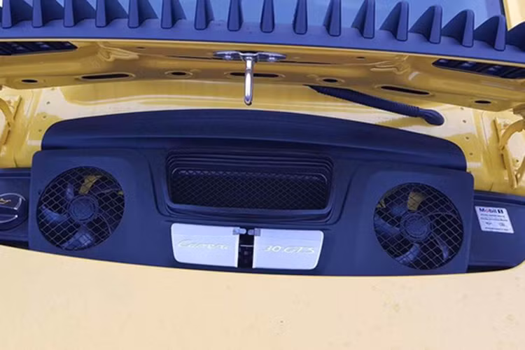 Bên trong nội thất, tất cả các phiên bản đều được trang bị gói kích hoạt chế độ thể thao (Sport Chrono Package) được tích hợp nằm chính giữa trên táp-lô. Trang bị ghế ngồi ở các phiên bản GTS được thiết kế đặc biệt với đường chỉ may trên nền Alcantara, logo GTS trên tựa đầu có thể điều chỉnh điện 4 hướng, tăng cường khả năng cố định phần hông mang lại sự thoải mái cho người ngồi.