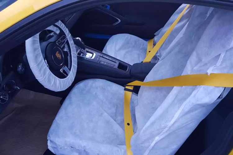 Các chi tiết khác bao gồm các dải nhôm xước được sơn tĩnh điện màu đen trên cụm đồng hồ, nội thất phần lớn là da Alcantara cao cấp như trên viền vô lăng, bảng điều khiển trung tâm hay các thanh tựa tay. Cùng với đó là bệ cần số thiết kế sang trọng và dây an toàn màu vàng "tông xuyệt tông" với màu ngoại thất.