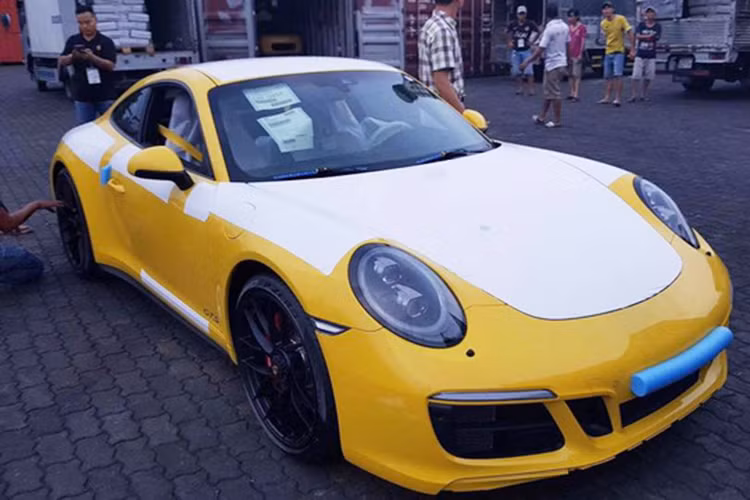 Chiếc siêu xe Porsche 911 Carrera 2017 vừa đặt chân đến Việt Nam thuộc phiên bản GTS. Xe nổi bật với sức mạnh vận hành ấn tượng nhờ trang bị động cơ Boxer 3.0 lít, 6 xi-lanh tăng áp kép, cho công suất sản sinh công suất tối đa 445 mã lực tại vòng tua máy 6.500 vòng phút và mô-men xoắn cực đại 550 Nm tại 2.150 – 5.000 vòng/phút.