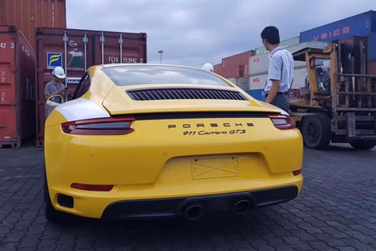 Dù đã chính thức cập cảng nhưng hiện vẫn chưa có thông tin rằng chiếc 911 Carrera GTS 2017 đầu tiên được phân phối chính hãng hay do công ty nhập khẩu tư nhân nhập về. Theo công bố của Porsche tại Việt Nam, 911 Carrera GTS 2017 sẽ có giá chính hãng từ 7,97 tỷ đồng. Tuy nhiên, theo một số nguồn tin, chiếc 911 Carrera GTS 2017 vừa về đã được trang bị thêm nhiều option và có giá đến 8,5 tỷ đồng.