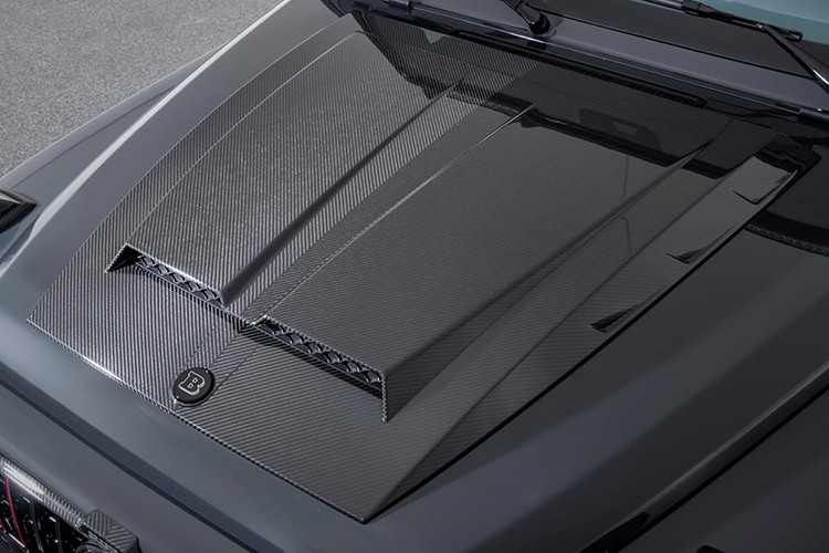 Về đặc điểm riêng, Brabus Black Ops 800 và Shadow 800 sẽ có màu sắc ngoại thất và nội thất khác biệt. Ở bản Black Ops 800 có bộ cánh màu đen bóng với các chi tiết điểm nhấn màu đỏ. Các chi tiết thiết kế khác gồm hốc hút gió trên nắp capô, hệ thống chiếu sáng LED.