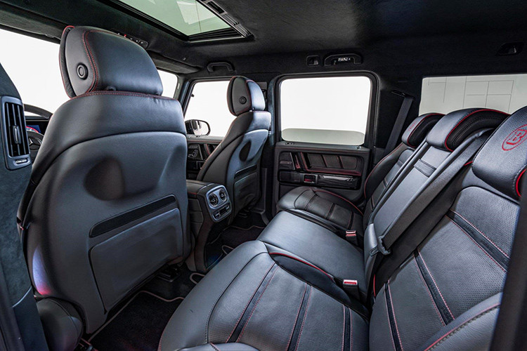 Bản Shadow 800 cũng nhận được những nâng cấp tương tự, nhưng phần da bọc có sự khác biệt với màu xám Light Shadow Gray và họa tiết hình quả trám. Ngoài ra còn có thêm chất liệu Alcantara cao cấp được sử dụng ở cột A.