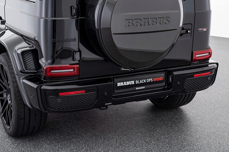 Ở bản độ Mercedes-AMG G63 Brabus Shadow 800, xe có bộ cánh hai tông màu với màu xám nòng súng chủ đạo và màu đen phụ. Bên ngoài vỏ xe cũng xuất hiện một số chi tiết bọc sợi carbon như ốp viền lưới tản nhiệt, hốc gió nắp capô và đèn LED trên nóc xe.