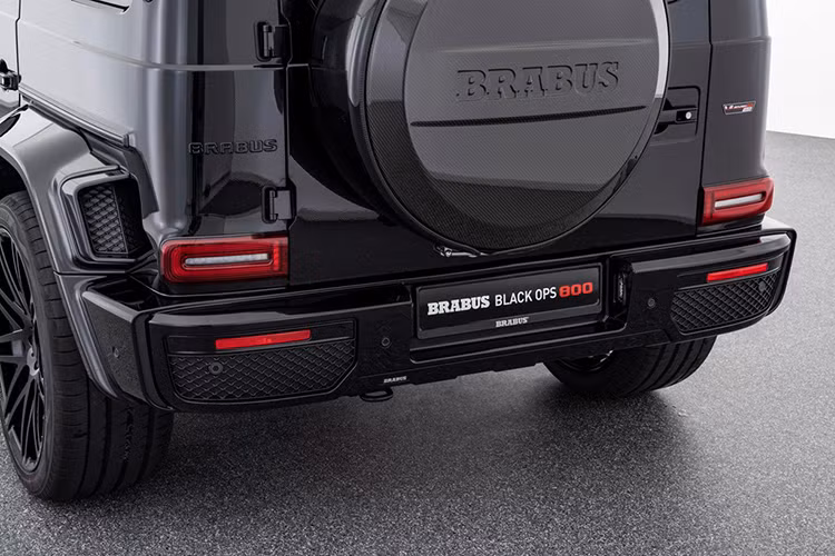 Ở bản độ Mercedes-AMG G63 Brabus Shadow 800, xe có bộ cánh hai tông màu với màu xám nòng súng chủ đạo và màu đen phụ. Bên ngoài vỏ xe cũng xuất hiện một số chi tiết bọc sợi carbon như ốp viền lưới tản nhiệt, hốc gió nắp capô và đèn LED trên nóc xe.