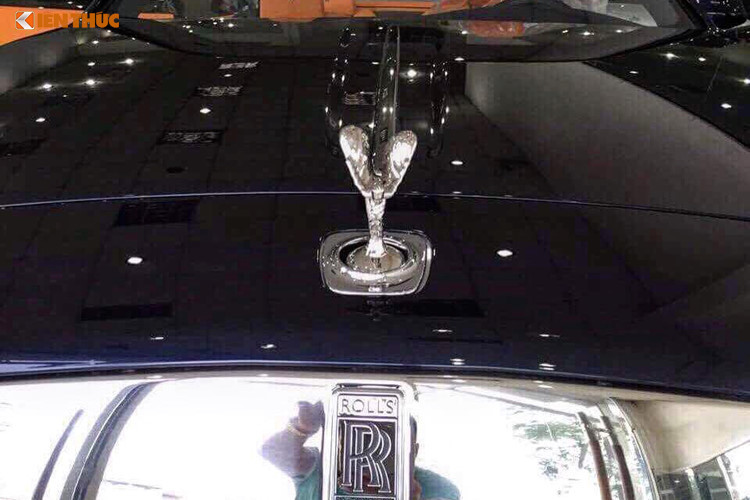 Về ngoại thất, thiết kế của mui trần của siêu xe sang Rolls-Royce Dawn được phát triển trên nền tảng của cả hai "đàn anh" là Ghost và Wraith. Mẫu xe này gây ấn tượng bởi thiết kế bên ngoài thanh lịch nhưng vẫn mang những đường nét kinh điển của một chiếc Rolls-Royce.