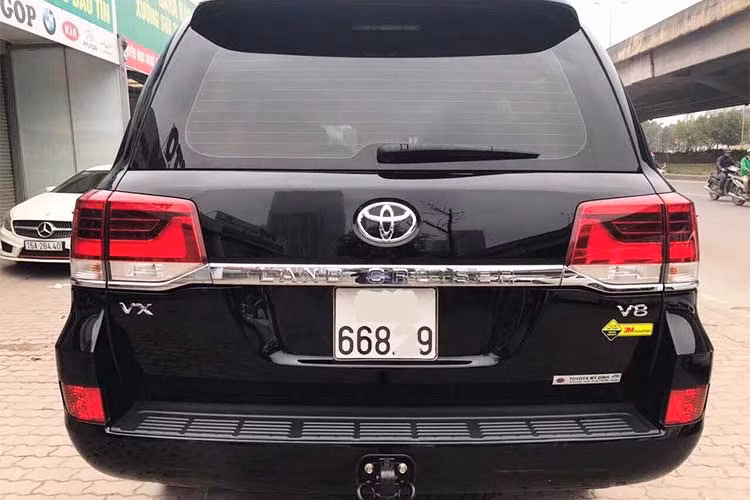 Ở thế hệ này, Hãng xe hơi Toyota vẫn sử dụng hệ thống khung gầm body-on-frame (thân đặt trên khung rời, phân biệt với loại khung xe nguyên khối monocoque) của Land Cruiser 2008. Ngoài ra, cụm đèn LED phía sau cũng cập nhật mới với thanh trang trí mạ chrome kéo dài. Đi kèm là bộ mâm hợp kim cỡ 18 inch đa chấu.
