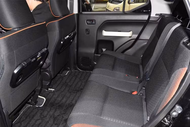 Về trang bị an toàn, mẫu xe này được Suzuki lắp hệ thống camera 360 độ, hệ thống phanh 2 cảm biến DSBS, hệ thống phanh dự phòng… Những trang bị này theo hãng này công bố thì đây là lần đầu tiên, các trang bị trên được trang bị cho một chiếc xe họ từng sản xuất. 