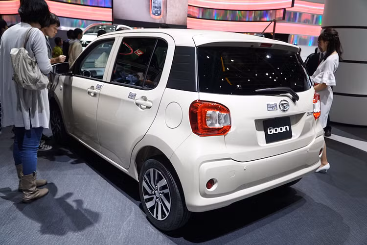 Daihatsu Boon X sở hữu thiết kế vuông vắn hơn như cụm đèn pha. Bản G của Daihatsu Boon X đi kèm đèn pha dạng LED. Đằng sau có đèn hậu dạng LED hình chữ C và kính chắn gió thẳng đứng hơn. Bên cạnh đó là trụ C màu đen mới, tạo cảm giác kính chắn gió sau mở rộng ra tận thân xe.