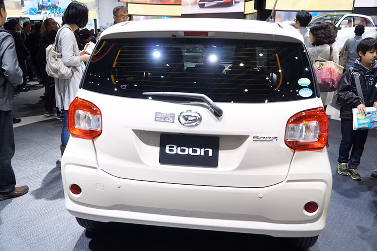 Xe được thiết kế bộ la-zăng bằng thép có nắp che là trang thiết bị tiêu chuẩn mà thương hiệu Daihatsu trang bị cho hai phiên bản của mẫu xe cỡ nhỏ Boon X và Cilq. Trong khi đó, la-zăng hợp kim 6 chấu mới chỉ có trên những bản trang bị cao cấp nhất của Daihatsu Boon phiên bản mới.