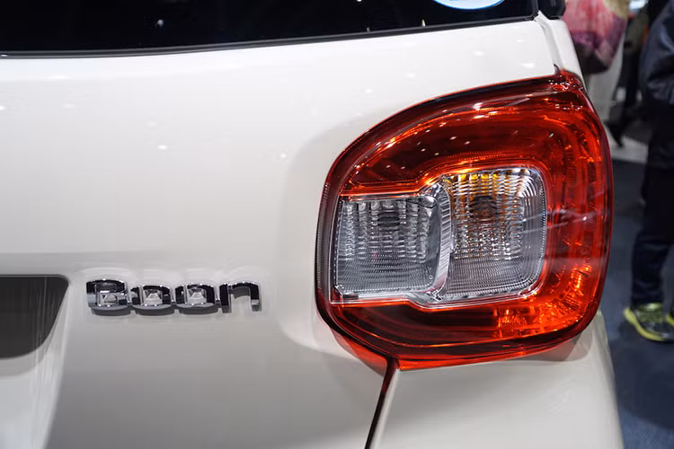 Được thiết kế hướng tới chủ yếu cho việc phục vụ khách hàng đô thị, các khách hàng trẻ và những người có mức thu nhập trung bình, tuy nhiên mẫu xe Daihatsu Boon có thiết kế nhỏ nhắn, đáng yêu nhưng trang các thiết bị nội và ngoại thất cũng không hề kém cạnh các đối thủ khác.