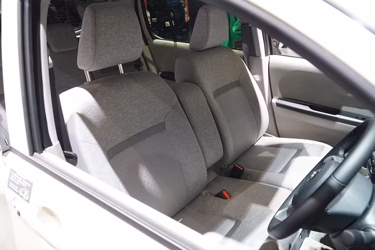 Những tính năng an toàn tiêu chuẩn của Daihatsu Boon bao gồm 2 túi khí, hệ thống chống bó cứng phanh ABS, phân bổ lực phanh điện tử EBD, cân bằng điện tử VSC và điều chỉnh lực bám. Túi khí bên và túi khí rèm chỉ được trang bị tùy chọn, gói an toàn Smart Assist II, bao gồm phanh khẩn cấp tự động, cảnh báo va chạm, cảnh báo chuyển làn, chống đạp nhầm chân ga... là trang bị tùy chọn cho mẫu xe này.