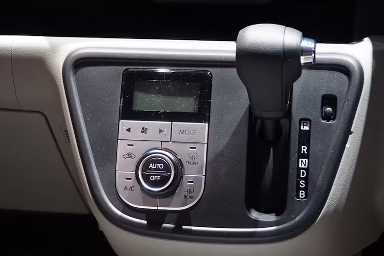 Với khối động cơ xăng 3 xy-lanh, dung tích 1.0 lít, Daihatsu Boon phiên bản dẫn động cầu trước chỉ tiêu thụ lượng nhiên liệu trung bình từ khoảng 28 km/lít, tương đương 3,57 lít/100 km. Con số tương ứng của phiên bản dẫn động 4 bánh là 4 lít/100 km (khá tiết kiệm nhiên liệu).