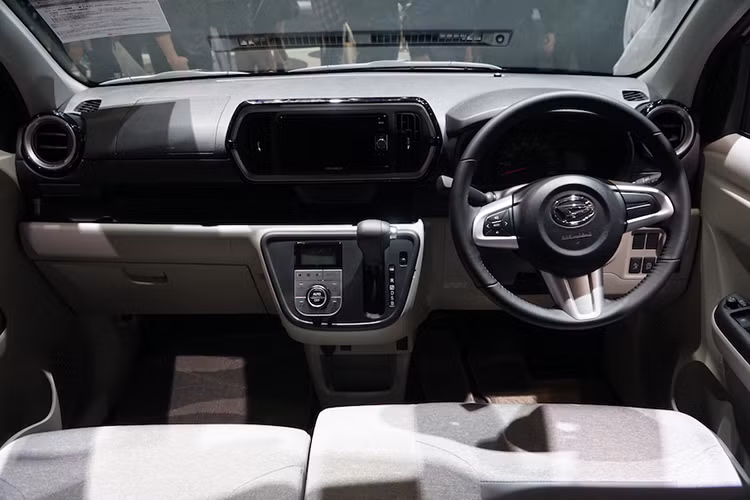 Bên trong mẫu xe Boon được thương hiệu Daihatsu thiết kế với bảng táp-lô chia thành 2 phần cùng cửa gió điều hòa và màn hình tích hợp vào cụm điều khiển trung tâm. Thêm vào đó là vô lăng 3 chấu tái thiết kế, cần số nằm trên bảng táp-lô và hàng ghế trước nối liền nhau.