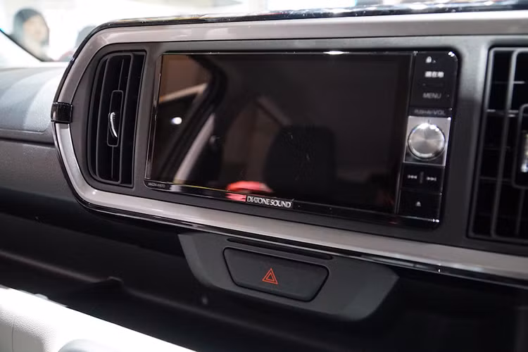 Trong khi đó, cửa mở không cần chìa khóa, nút bấm khởi động máy và ghế lái sưởi ấm là trang thiết bị tùy chọn. Chỉ những bản sử dụng hệ dẫn động 4 bánh mới có sẵn các trang thiết bị này. Các tính năng giải trí mới như kế nối điện thoại thông minh, màn hình lcd giải trí... cũng được tích hợp.