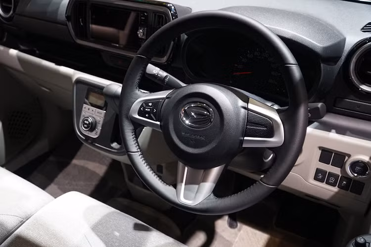 Giữa hai phiên bản X và Cilq của Daihatsu Boon cũng có sự khác biệt trong nội thất. Nếu Daihatsu Boon X được trang bị ngăn đựng đồ mở trên hộp đựng găng tay thì ngăn đựng đồ của Cilq lại có nắp đóng kín. Nội thất màu tối với những điểm nhấn màu be và đen như viền màn hình hay cửa gió điều hòa là những nét riêng của Daihatsu Boon Cilq.