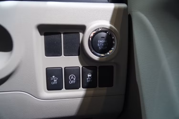 Daihatsu Boon sở hữu khối động cơ xăng 3 xy-lanh, dung tích 1.0 lít, sản sinh công suất tối đa 69 mã lực tại vòng tua 6.000 vòng/phút và mô-men xoắn cực đại 92 Nm tại vòng tua 4.400 vòng/phút tương tự Toyota Passo. Động cơ kết hợp với hộp số CVT và hệ thống Start-Stop tự động.