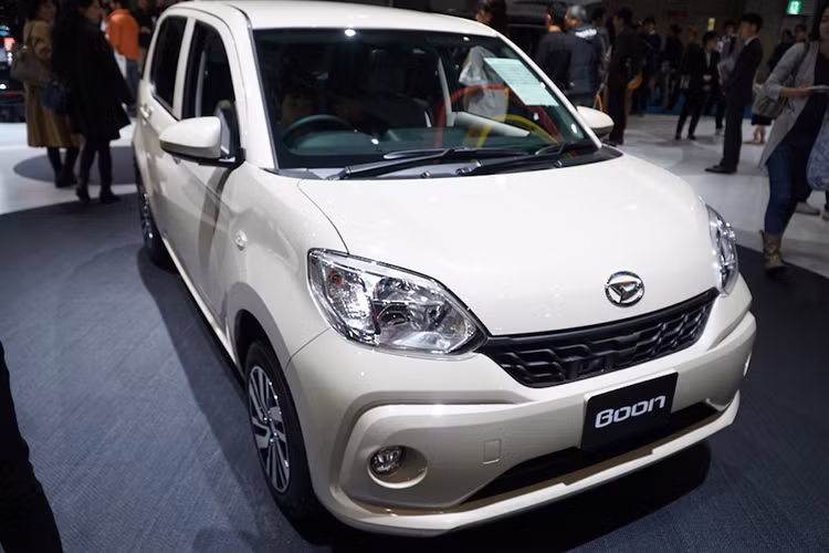 Tại thị trường Nhật Bản, Daihatsu Boon 2017 sẽ có phiên bản khác nhau là X và Cilq. Giá bán của Daihatsu Boon tại thị trường Nhật Bản dao động từ 1.447.200 – 1.657.800 Yên (tương đương 296 – 339 triệu đồng). Trong khi đó, Toyota Passo có giá từ 1.150.200 – 1.830.600 Yên (tương đương 237 – 377 triệu đồng).