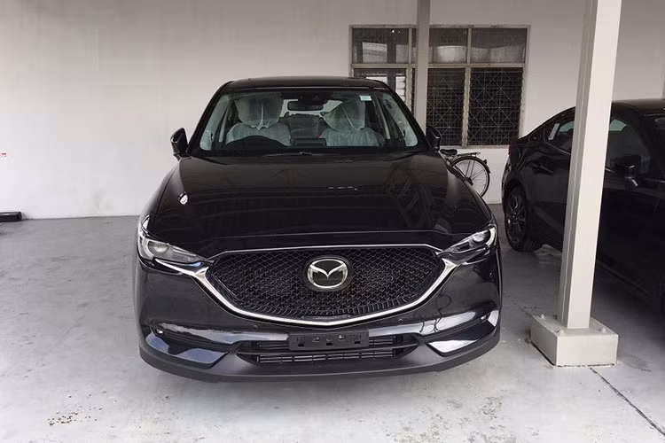 Hiện tại các đại lý của Mazda Thaco hiện thông báo đã dần hết hàng Mazda CX-5 phiên bản 2.0, đồng thời thông tin ra mắt mẫu xe mới CX-5 trong tháng 11/2017 này cũng đã bị rò rỉ. Trước đó những hình ảnh đầu tiên của Mazda CX-5 2017 đeo biển số tạm tiếp tục bị bắt gặp khi đang chạy thử trên một con đường thuộc địa phận tỉnh Quảng Ngãi.