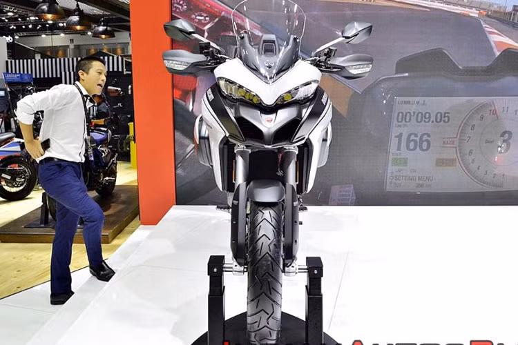 Hệ thống treo của xe bao gồm cặp phuộc trước hành trình ngược kích thước 48 mm và giảm xóc đơn dạng lò xo trụ phía sau. Cả hai hệ thống treo trước và sau của xe đều có cùng hành trình 170 mm. Bản S sẽ sử dụng hệ thống treo điện tử tích hợp hệ thống điều khiển khả năng giảm chấn và độ nhún của hệ thống treo của xe liên tục tùy vào điều kiện đường.