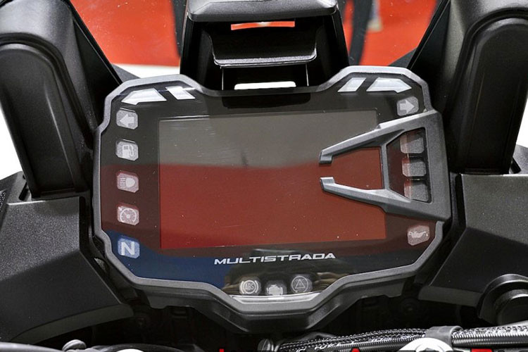 Về trang bị hỗ trợ điện tử, Ducati Multistrada 950 2019 có các trang bị tiêu chuẩn như chế độ lái đa dạng, hệ thống chống bó cứng phanh thông minh ABS Cornering, hệ thống kiểm soát lực kéo DTC, hệ thống hỗ trợ khởi hành ngang dốc VHC và hệ thống tự ngắt đèn xinhan.