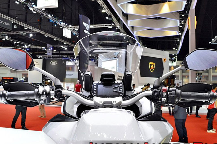 Trong khi đó, phiên bản 950 S cao cấp hơn ngoài các trang bị kể trên sẽ được bổ sung thêm các trang bị như hệ thống sang số nhanh DQS, hệ thống đèn pha liếc theo góc cua, hệ thống kiểm soát hành trình, hệ thống điều chỉnh hệ thống treo tự động DSS, cụm công tắc có đèn nền, màn hình màu TFT và hệ thống chiếu sáng full LED.