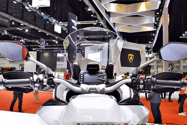 Trong khi đó, phiên bản 950 S cao cấp hơn ngoài các trang bị kể trên sẽ được bổ sung thêm các trang bị như hệ thống sang số nhanh DQS, hệ thống đèn pha liếc theo góc cua, hệ thống kiểm soát hành trình, hệ thống điều chỉnh hệ thống treo tự động DSS, cụm công tắc có đèn nền, màn hình màu TFT và hệ thống chiếu sáng full LED.