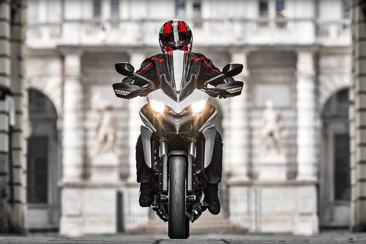 Ducati Multistrada 950 sẽ có một tùy chọn màu đỏ, trong khi đó bản S sẽ có hai tùy chọn màu là đỏ và xám. Giá xe Ducati Multistrada 950 và 950 S lần lượt là 657.000 Baht, tương đương 480 triệu đồng, và 739.000 Baht, tương đương 540 triệu đồng. Ngoài ra, xe còn được trang bị thêm nhiều phụ kiện và tuỳ chọn cho các khách hàng.
