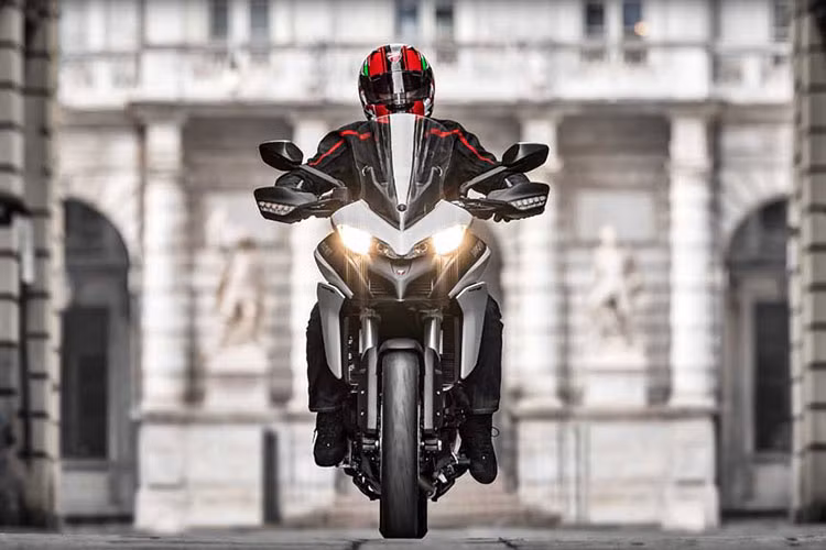 Ducati Multistrada 950 sẽ có một tùy chọn màu đỏ, trong khi đó bản S sẽ có hai tùy chọn màu là đỏ và xám. Giá xe Ducati Multistrada 950 và 950 S lần lượt là 657.000 Baht, tương đương 480 triệu đồng, và 739.000 Baht, tương đương 540 triệu đồng. Ngoài ra, xe còn được trang bị thêm nhiều phụ kiện và tuỳ chọn cho các khách hàng.