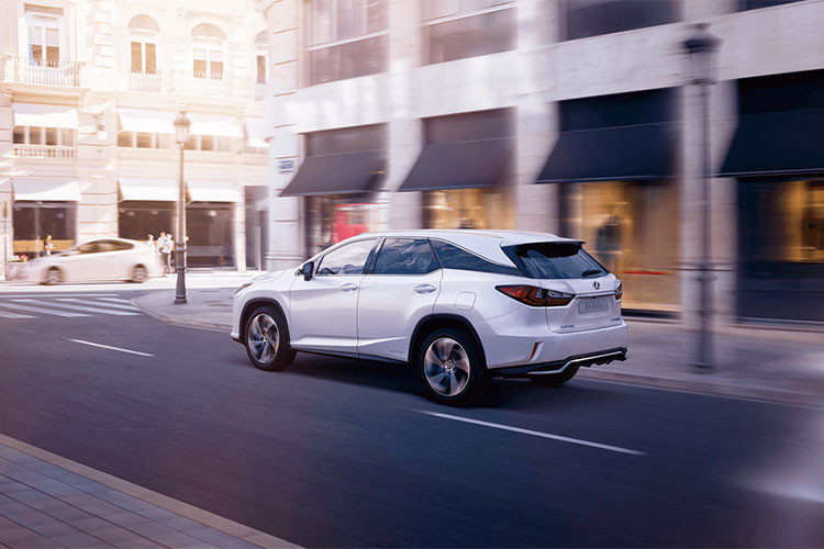 Cung cấp sức mạnh cho Lexus RX 450hL phiên bản 2019 này sẽ là khối động cơ xăng V6 3.5 lít, kết hợp với 2 động cơ điện. Hệ dẫn động hybrid này sản sinh công suất tối đa 308 mã lực. Bên cạnh đó, chiếc crossover này được trang bị hệ thống dẫn động 4 bánh toàn thời gian.