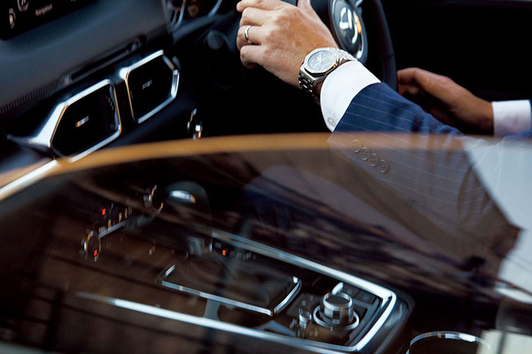 Về các phiên bản động cơ của Mazda CX-8 tại Việt Nam hiện tại chưa có thông tin chính thức, khả năng cao xe sẽ sử dụng động cơ 4 xy-lanh thẳng hàng (I4) Skyactiv-G 2.5L hút khí tự nhiên (N/A) mạnh 192 mã lực tại 6.000 vòng/phút và mô-men xoắn cực đại 257Nm có được từ vòng tua máy 3.250 vòng/ phút, sử dụng kết hợp với hệ dẫn động cầu trước (FWD) và hộp số tự động 6 cấp Skyactiv-Drive.