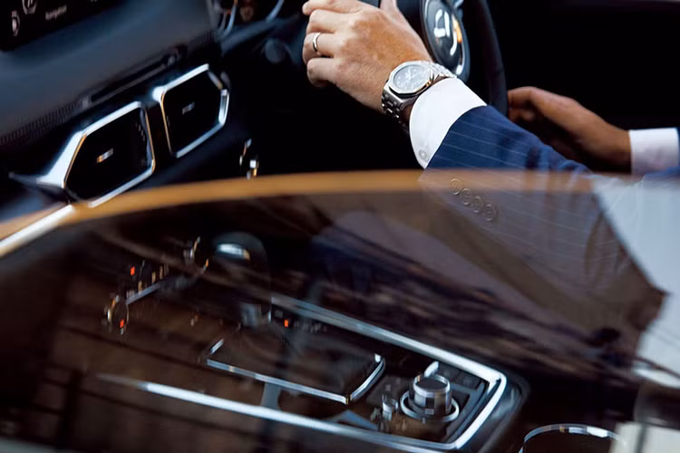 Về các phiên bản động cơ của Mazda CX-8 tại Việt Nam hiện tại chưa có thông tin chính thức, khả năng cao xe sẽ sử dụng động cơ 4 xy-lanh thẳng hàng (I4) Skyactiv-G 2.5L hút khí tự nhiên (N/A) mạnh 192 mã lực tại 6.000 vòng/phút và mô-men xoắn cực đại 257Nm có được từ vòng tua máy 3.250 vòng/ phút, sử dụng kết hợp với hệ dẫn động cầu trước (FWD) và hộp số tự động 6 cấp Skyactiv-Drive.