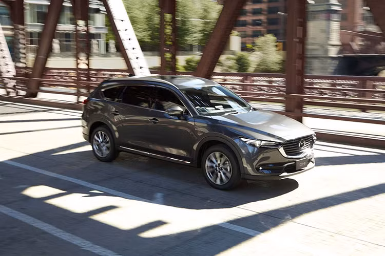 Tại Việt Nam, dù chưa xác nhận chính thức nhưng Mazda CX-8 dự kiến sẽ đến tay người tiêu dùng vào cuối quý 2 hoặc đầu quý 3. Ngoài ra, giá bán của Mazda CX-8 vẫn chưa được Thaco chưa công bố nhưng theo một số nguồn tin thì mức giá dự kiến sẽ trên 1,1 đồng.