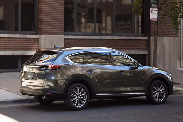 Mazda CX-8 tại Việt Nam được phát triển trên nền tảng Mazda CX-9, chính điều này khiến cho xe có chiều dài cơ sở lên tới 2.930 mm tương đương đàn anh CX-9. Nếu đưa ra so sánh với các mẫu 7 chỗ cùng phân khúc thì chiều dài cơ sở của Mazda CX-8 đang đứng đầu phân khúc SUV 7 chỗ - lớn hơn cả Ford Everest, vốn được đánh giá là dòng xe SUV 7 chỗ rộng rãi nhất tại Việt Nam.