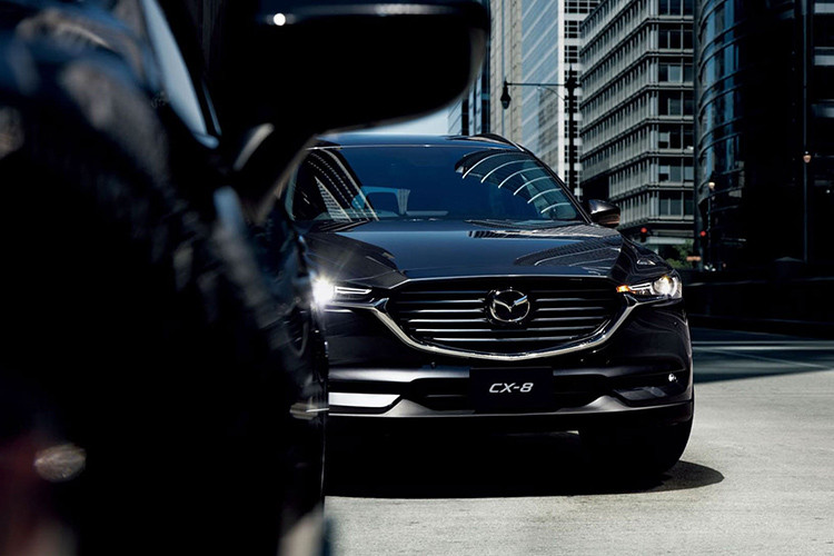 Cũng theo thông tin từ Thaco, khác với phần lớn các xe SUV 7 chỗ cỡ lớn sử dụng cấu trúc khung gầm rời Body-on-frame như các xe bán tải, thiết kế Mazda CX-8 là khung gầm liền khối unibody (hay monocoque). Cấu trúc này chỉ áp dụng cho một số mẫu SUV 7 chỗ cao cấp tại Việt Nam do chi phí cao. Ưu điểm của xe sử dụng khung gầm liền khối chính là sự ổn định trong vận hành, hạn chế rung lắc,...