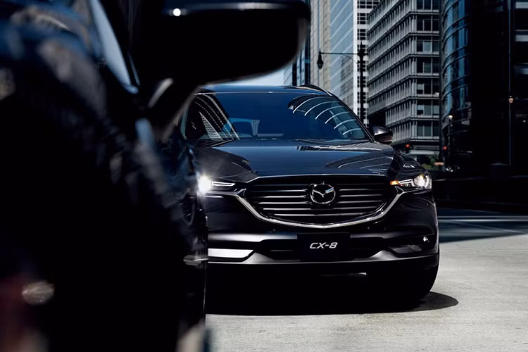 Cũng theo thông tin từ Thaco, khác với phần lớn các xe SUV 7 chỗ cỡ lớn sử dụng cấu trúc khung gầm rời Body-on-frame như các xe bán tải, thiết kế Mazda CX-8 là khung gầm liền khối unibody (hay monocoque). Cấu trúc này chỉ áp dụng cho một số mẫu SUV 7 chỗ cao cấp tại Việt Nam do chi phí cao. Ưu điểm của xe sử dụng khung gầm liền khối chính là sự ổn định trong vận hành, hạn chế rung lắc,...