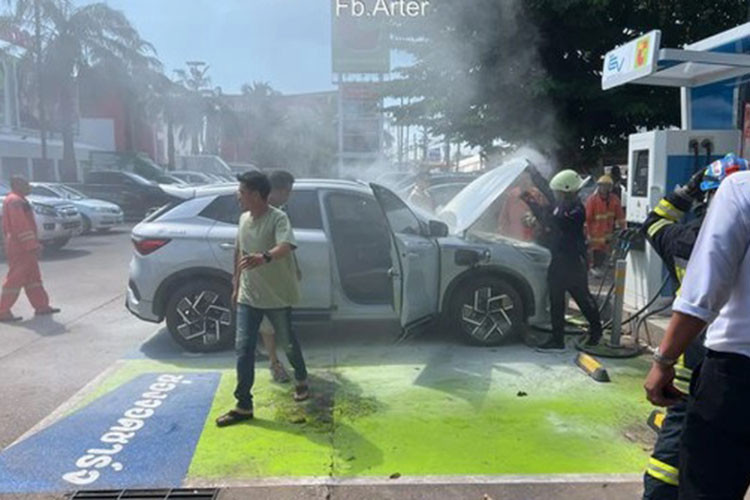 BYD Atto 3 dien moi mua 6 thang bat ngo boc chay khi dang sac